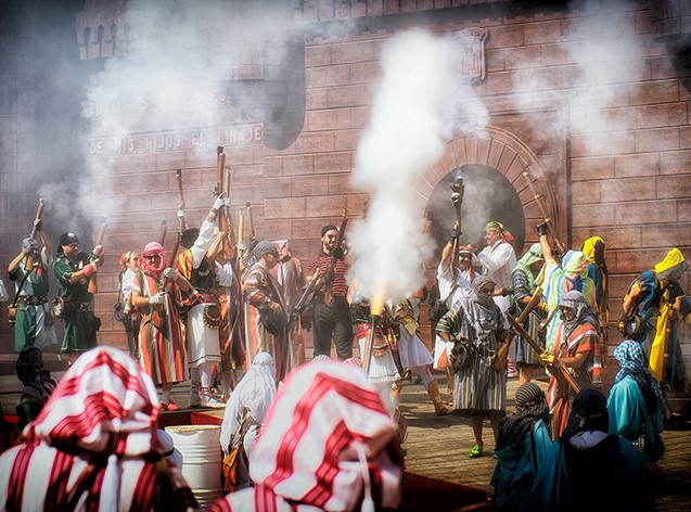 Representación durante la Fiesta de Moros y Cristianos de la localidad de Ontinyent