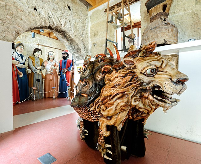 interior del museo de gegants i cabets de la localidad de Ontinyent