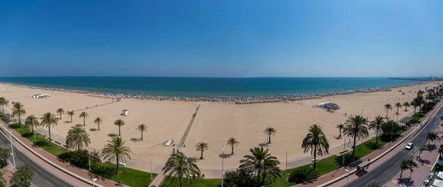 La playa de Gandía iza de nuevo la Bandera Azul